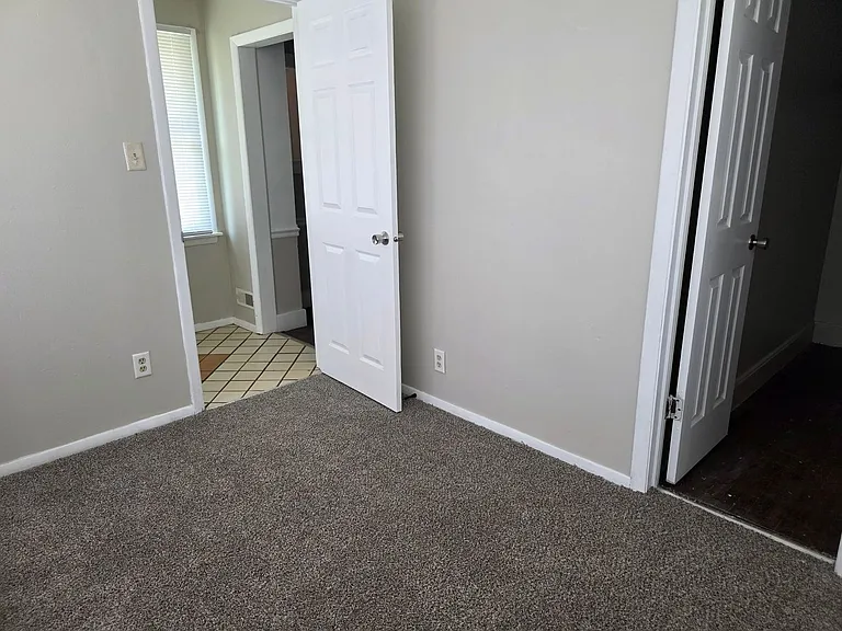1213 E Donald St — Photo 9