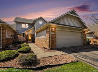 3376 Rivers Edge Dr, Wayne, MI 48184