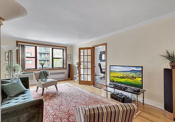 2nd image of 3215 Arlington Ave APT 4J