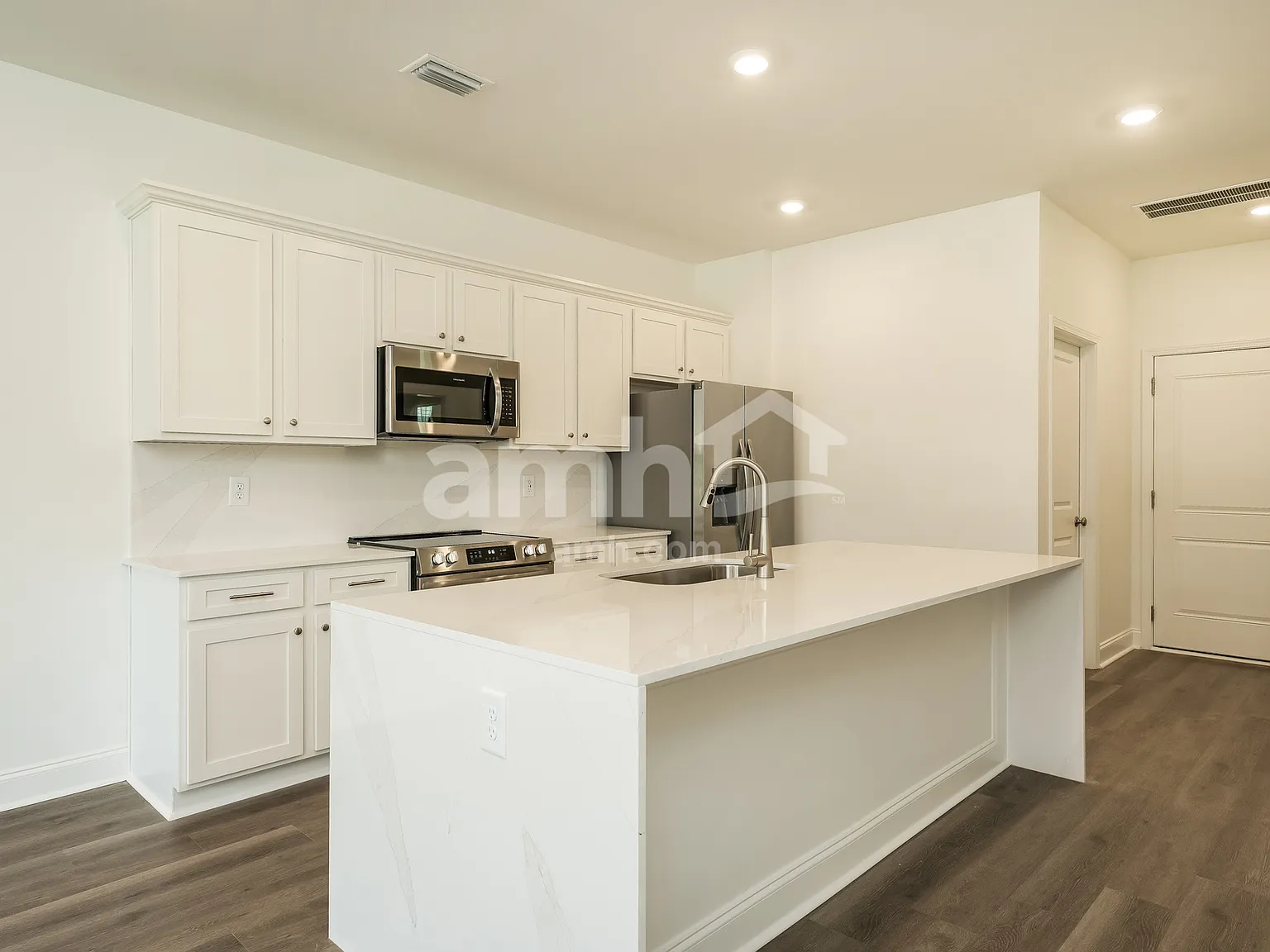 3 bed, 2.5 bath, 1840 sqft, $2,370 — Photo 3