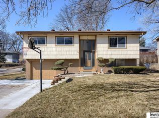 4906 Parkview Dr, Omaha, NE 68134