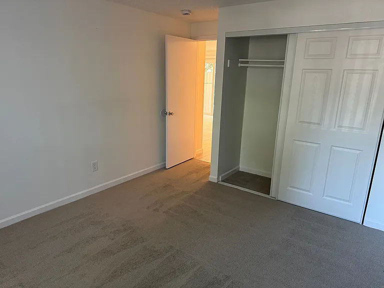 Emerald Park Apartments — Photo 31