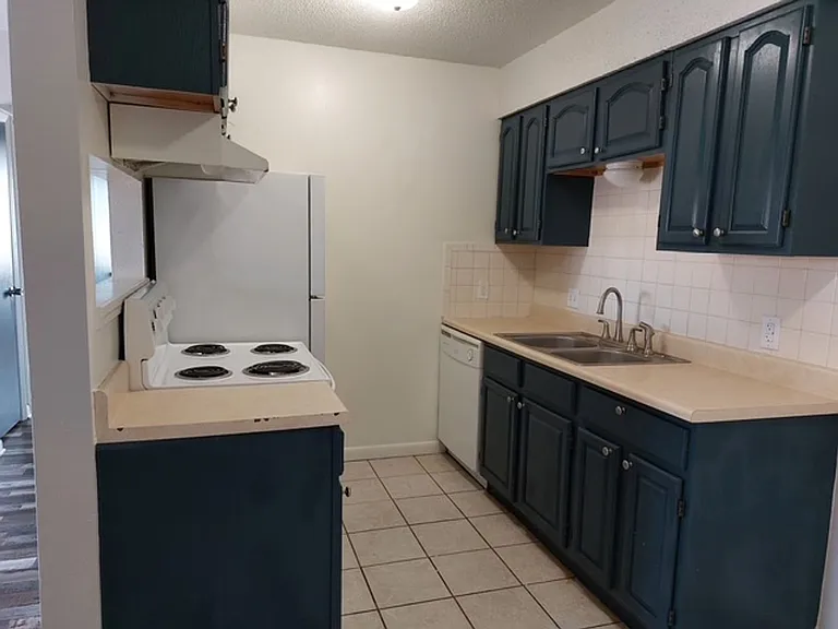 2250 S Oliver Ave — Photo 44