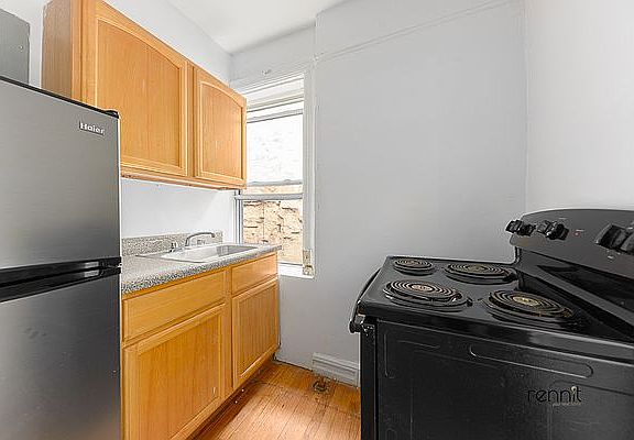 3rd image of 370 Bedford Ave #1