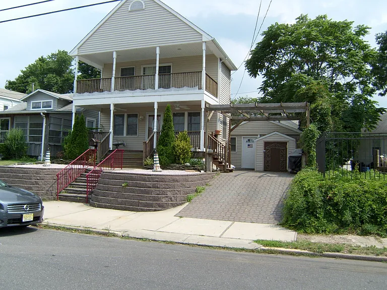 327 New Bedford Rd #FRONT — Photo 1