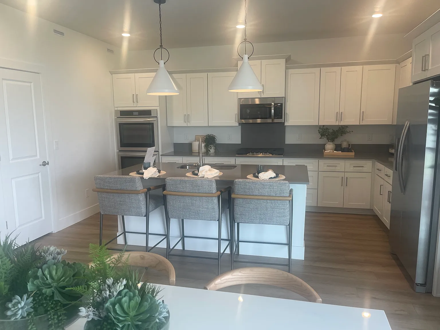 1 bed, 2542 sqft, $1,300 — Photo 3