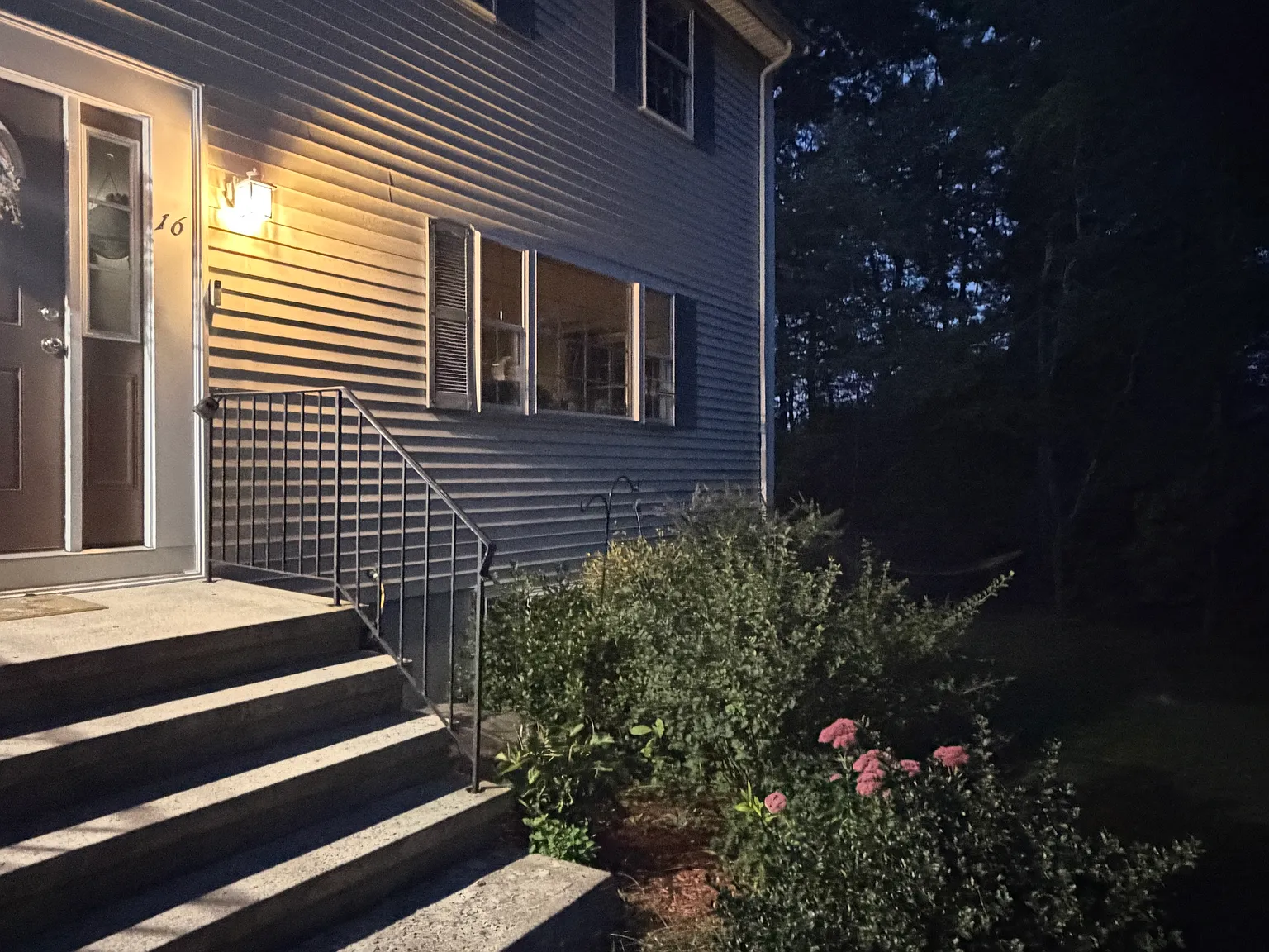 3 bed, 1.5 bath, 1920 sqft, $1,300 — Photo 2