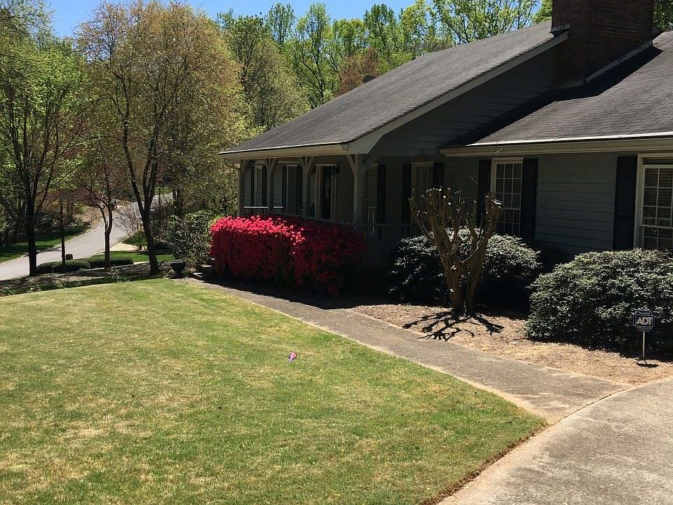 1st image of 207 Oak Knoll Ct SE