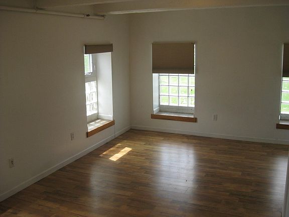 4th image of 1051 S Wall Street