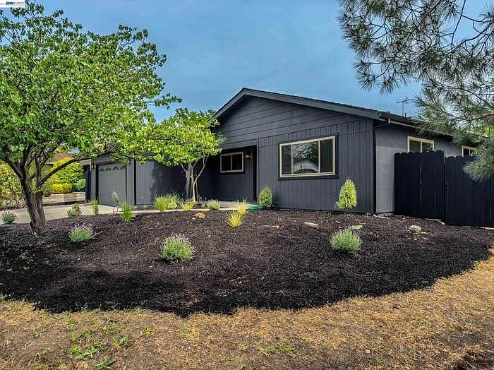 3743 Sanford St — Photo 4