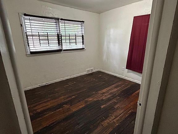 5th image of 15847 W Parkway St
