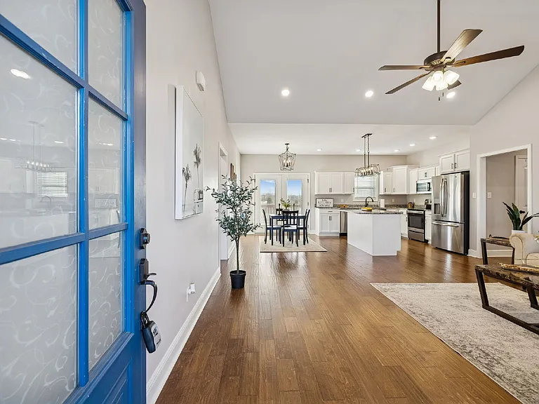 207 Bedford Ct — Photo 2
