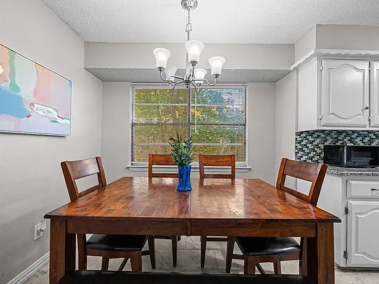 Greenbriar Dr — Photo 5