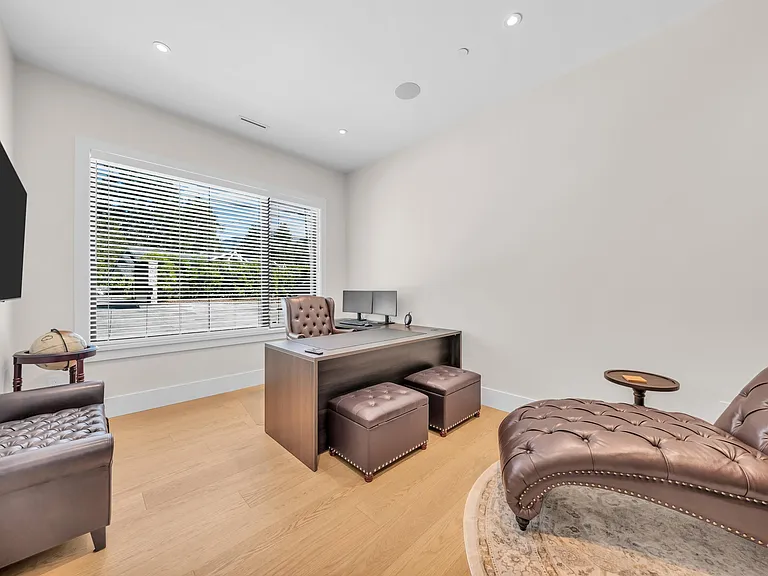 372 Moyne Dr — Photo 28