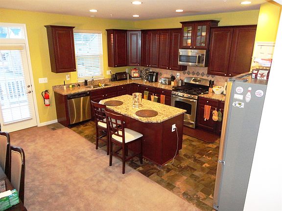 Kitchen w/ Granite Island