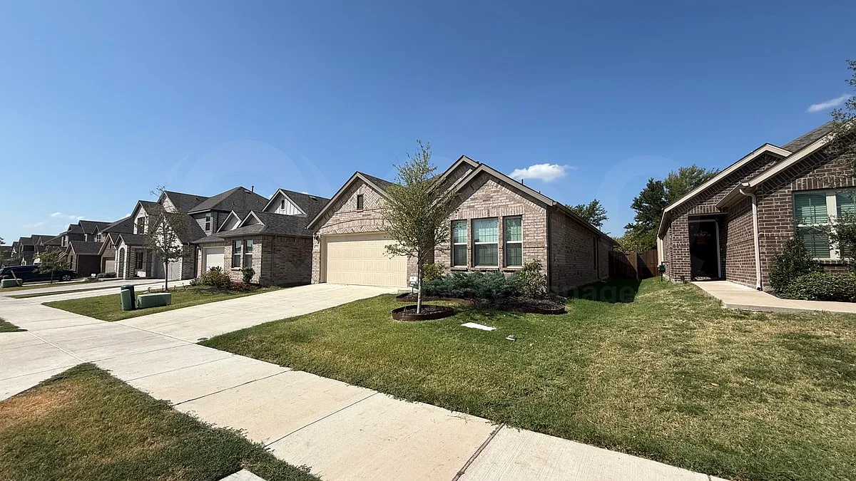 4 bed, 2.0 bath, 1810 sqft, $2,100 — Photo 2
