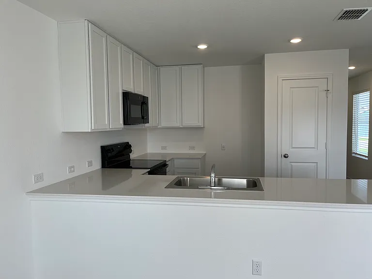 591 Commander Abbott Dr — Photo 6