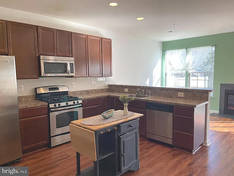 4 bed, 3.5 bath, 1680 sqft, $2,500 — Photo 2