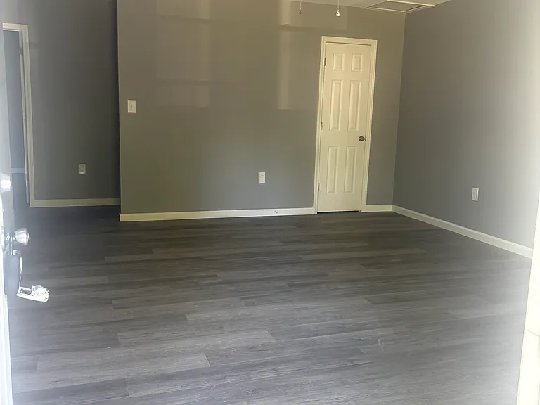 1302 Sharpe St — Photo 3