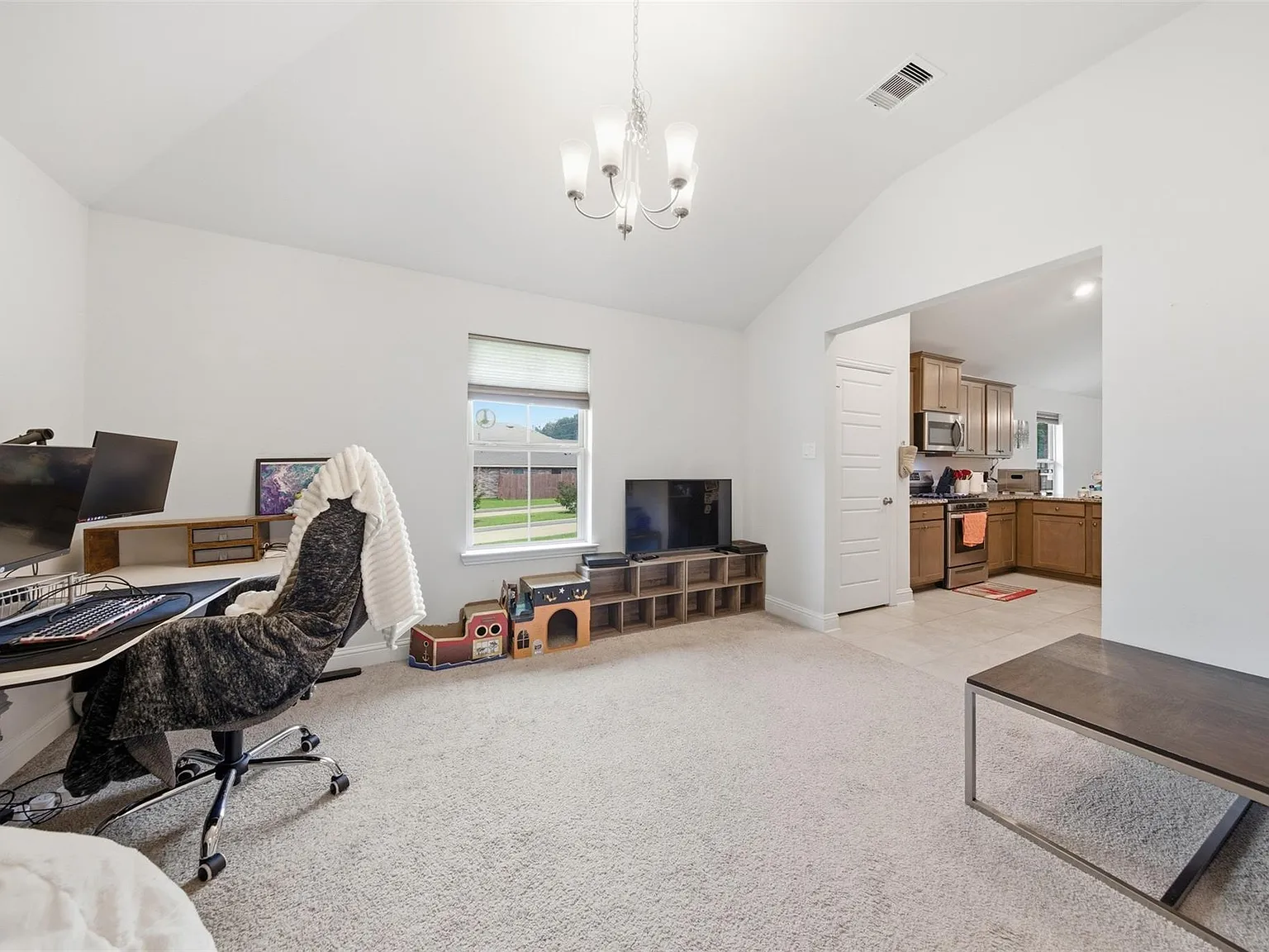 4 bed, 2.0 bath, 2140 sqft, $2,250 — Photo 3