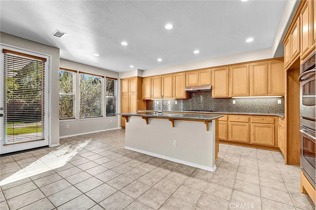 3 bed, 2.5 bath, 2449 sqft, $4,900 — Photo 2