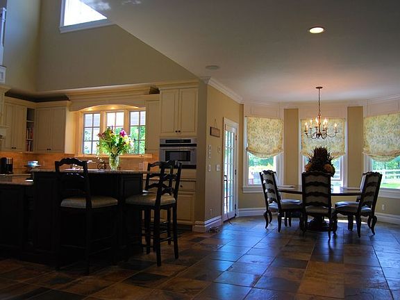 5th image of 685 Charnwood Dr