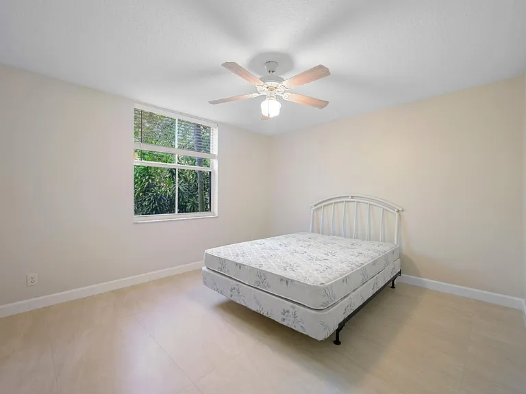 619 E Sheridan St #106 — Photo 11