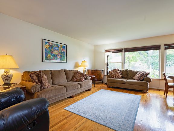 3rd image of 3711 Greenwood St