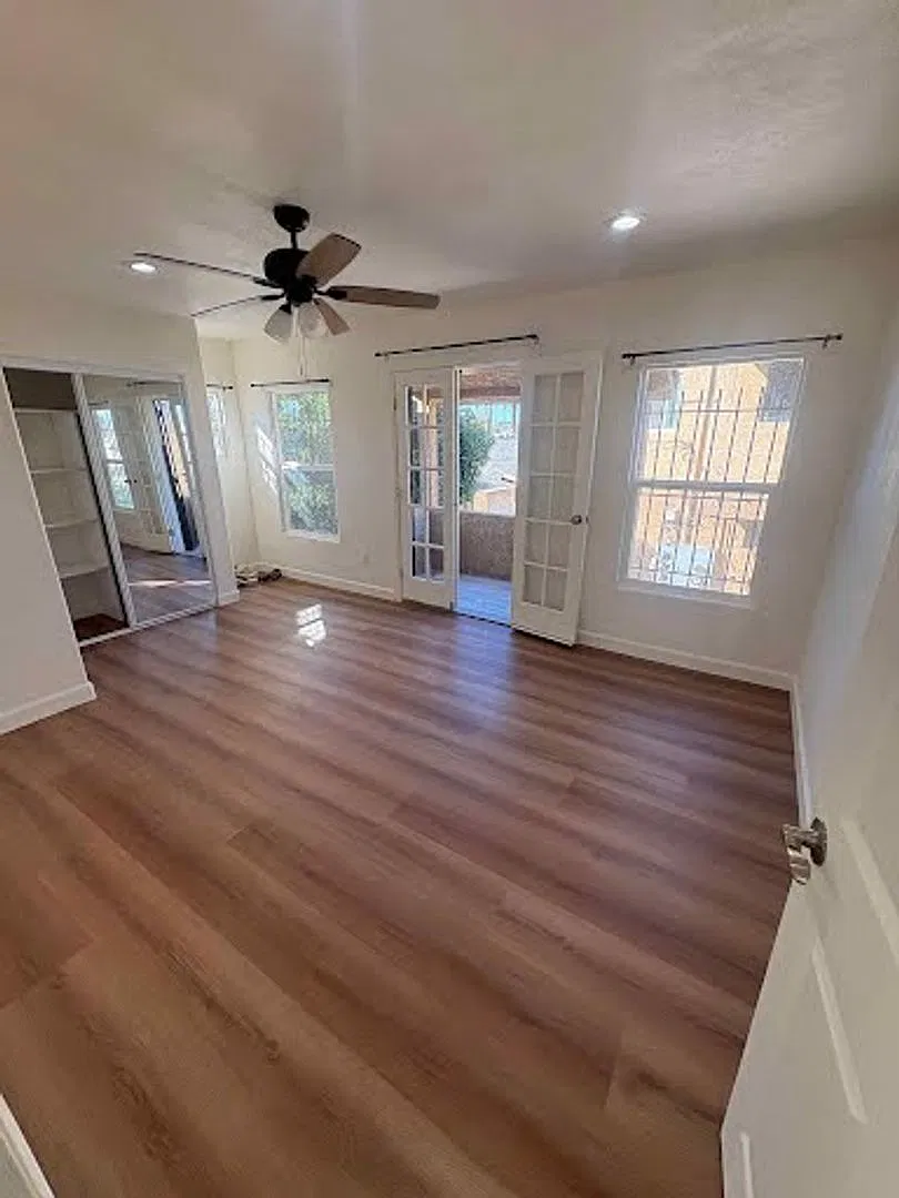 4522 S. Van Ness Ave. — Photo 2