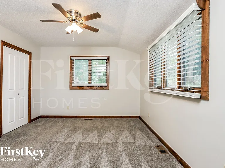 405 Montbrook Dr — Photo 10