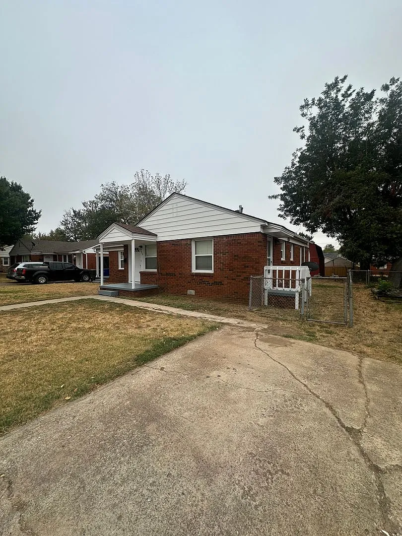 2 Bed, 1 Bath Duplex — Photo 3