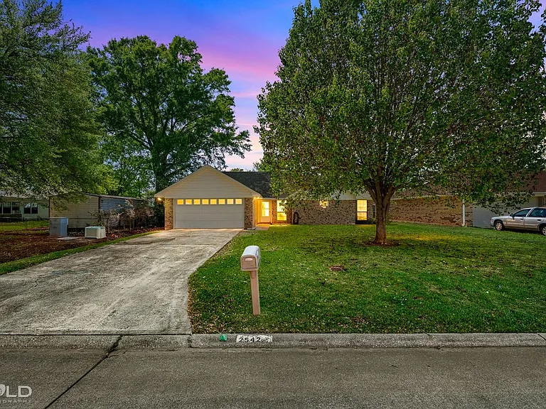 2542 Spruce Dr — Photo 3