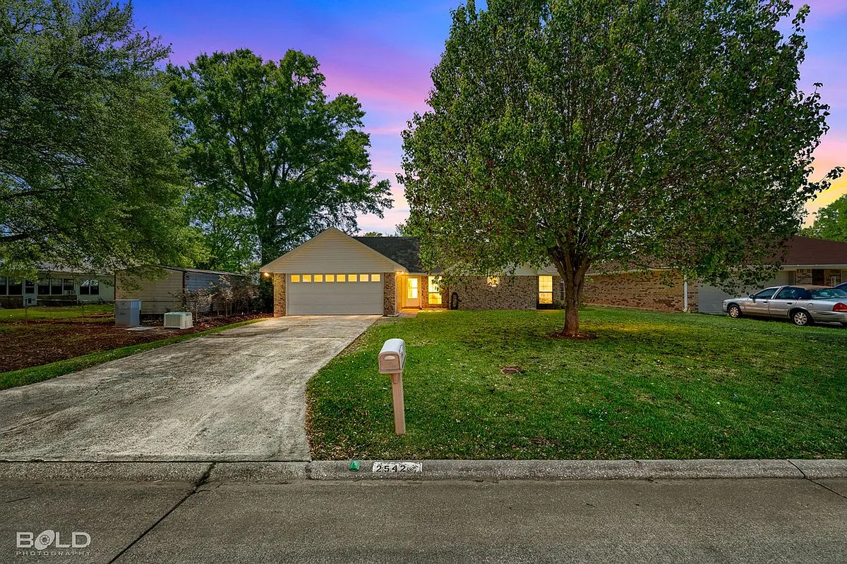 Building Photo - 2542 Spruce Dr