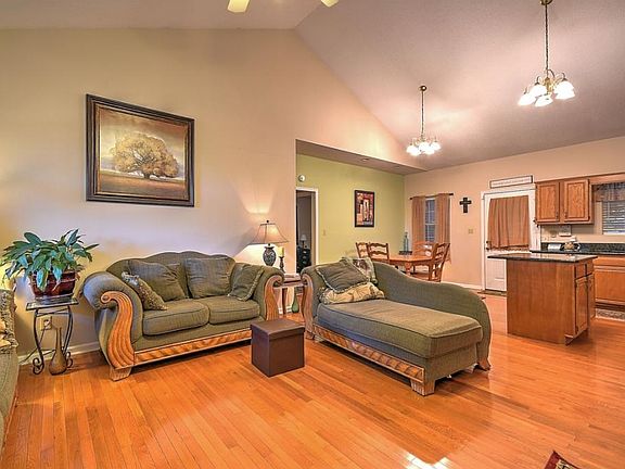 3rd image of 4743 Woodcliff Dr