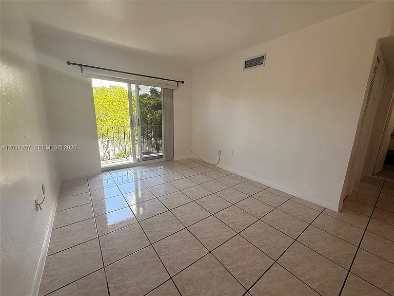 1860 SW 22nd St #11 — Photo 3