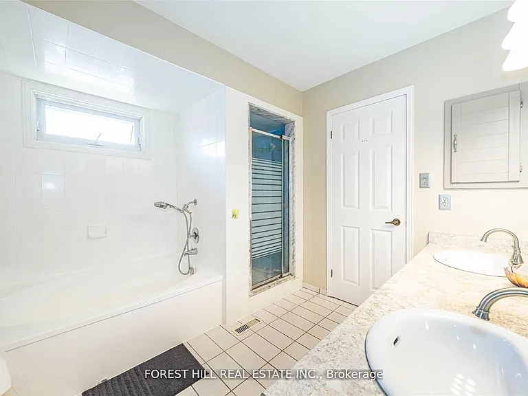 54 Pennock Cres — Photo 17