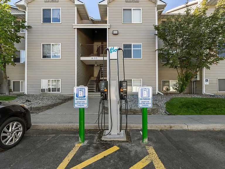 Ashton Apartments — Photo 14