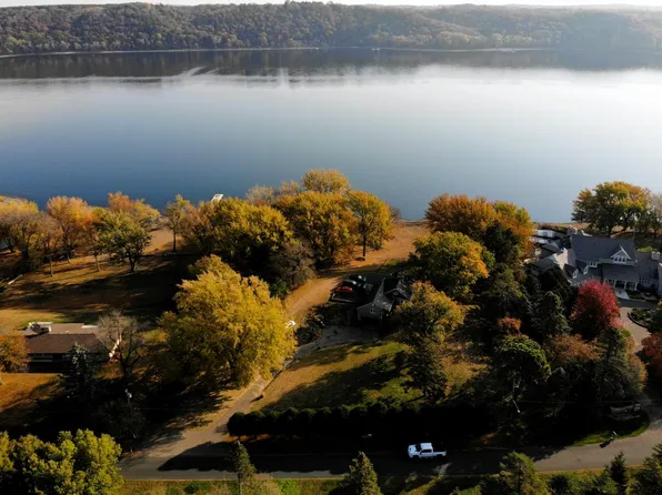 16 Point Rd, Bayport, MN 55003
