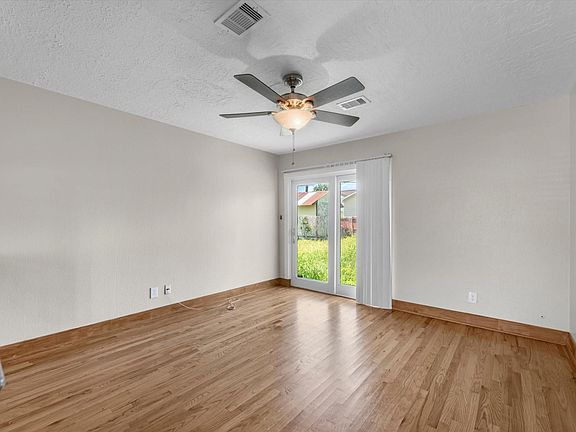 4th image of 10319 Dunvegan Way