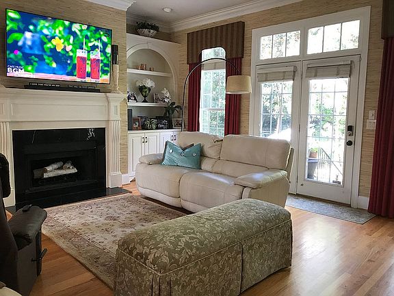 Family Room w Bistro Porch