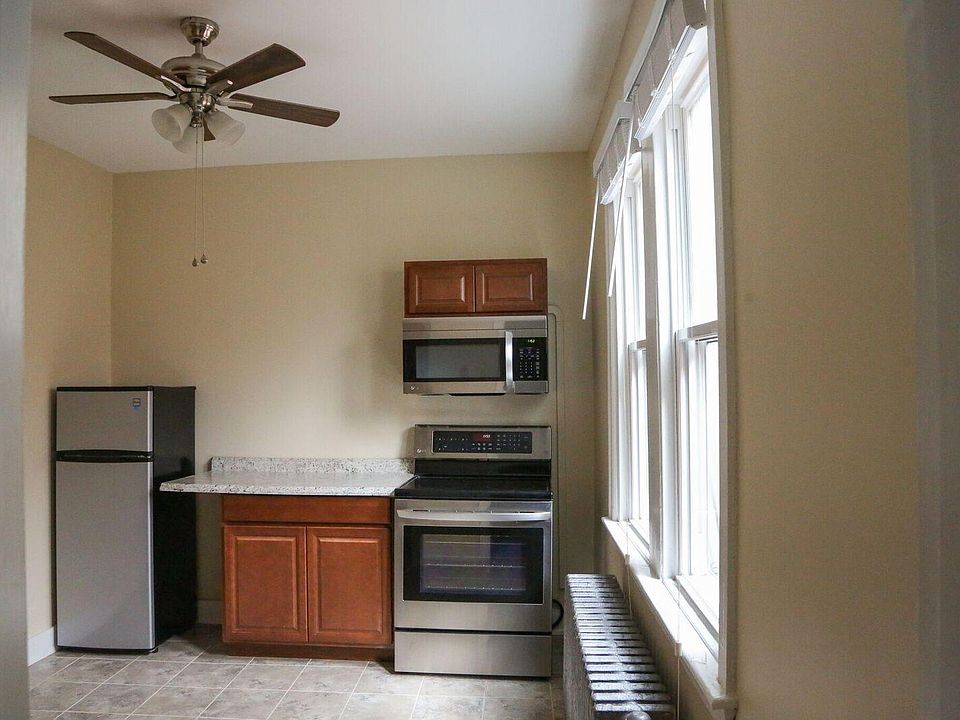 Eat in kitchen with stainless steel appliances and ceiling f