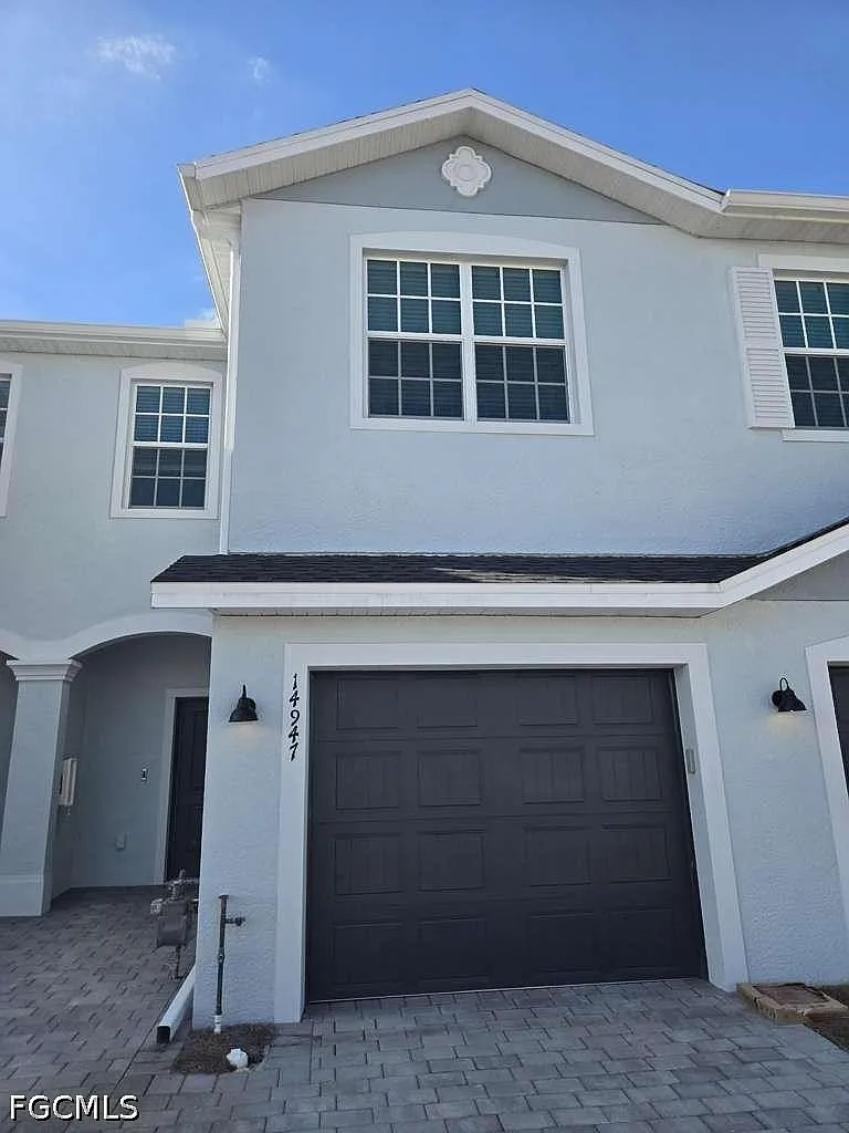 3 bed, 2.5 bath, 1879 sqft, $2,200 — Photo 2