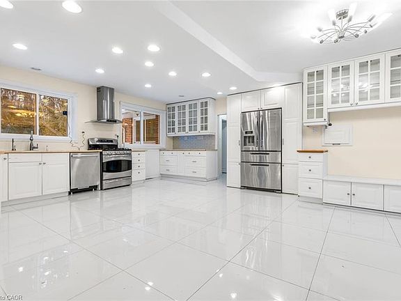 5th image of 145 Wolfdale Ave