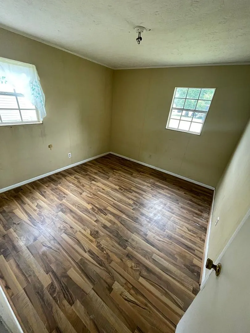 3 Bed/1 Bath Apartment — Photo 2