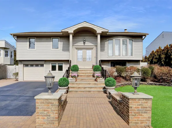 1673 North Gate, Merrick, NY 11566