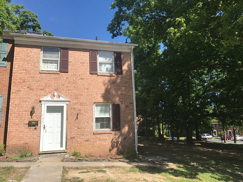 1st image of 535 Olde Greenwich Cir