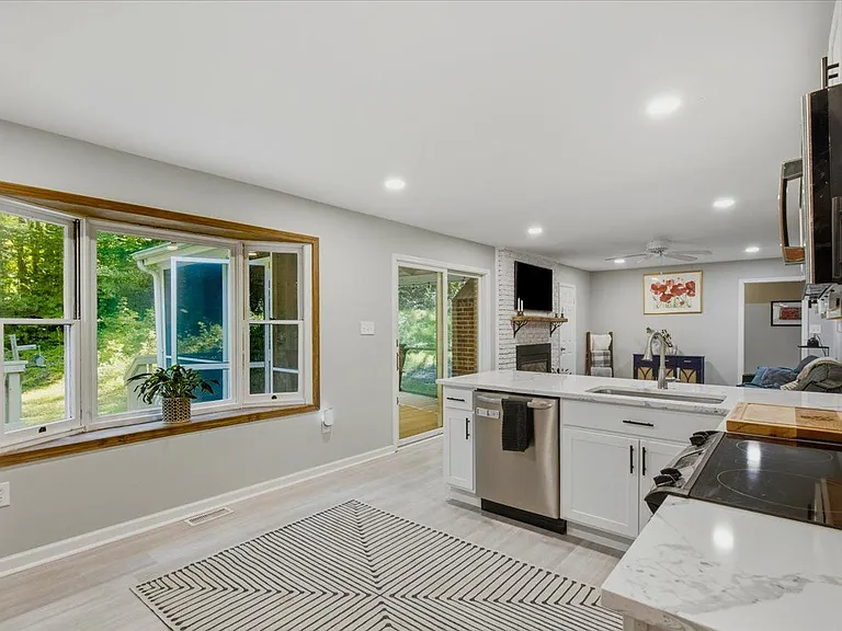 2641 Dogwood Ln — Photo 6