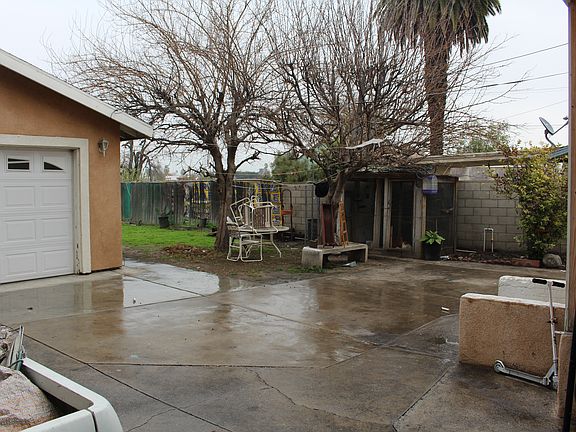 2nd image of 922 W 7th St