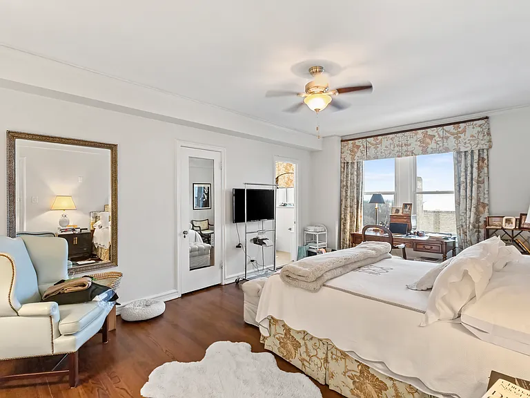 534 W Startford Pl — Photo 47