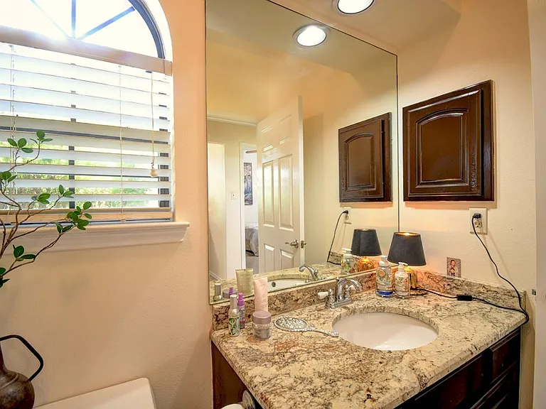 719 Oak Hollow Dr — Photo 22